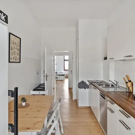 Fuer 13 Gaeste, 5 Schlafzimmer, 2 Baeder, 2 Loggia's, Zentrum Ost Apartment Leipzig